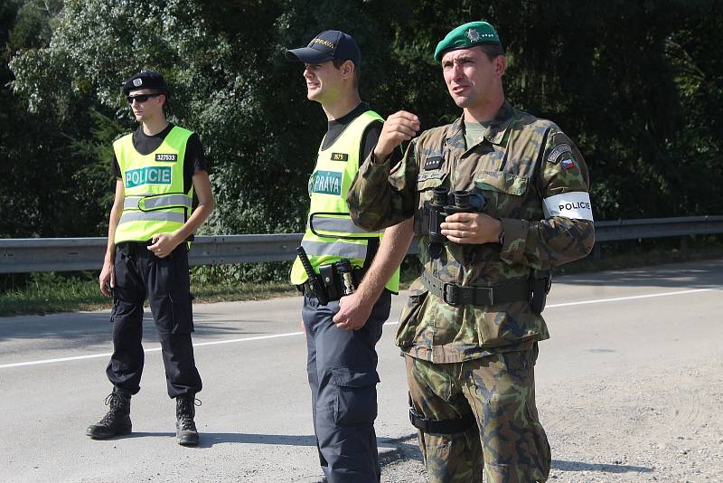 Policisté s vojáky procvičovali v úterý znovuzavedení kontrol na státní hranici se Slovenskem. Stanoviště měli i na silnici druhé třídy mezi Lanžhotem a Brodským. 