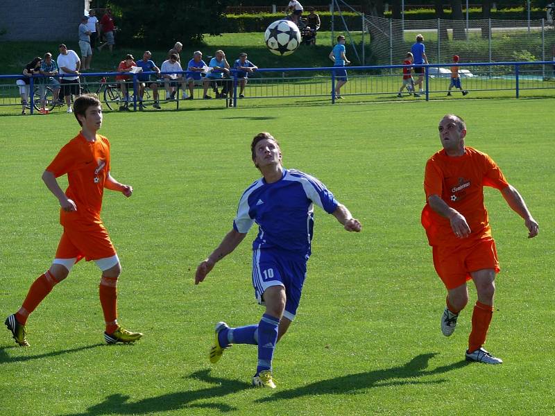 Ledničtí fotbalisté (v oranžovém) se s fanoušky rozloučili stylově. Výhrou 6:0.