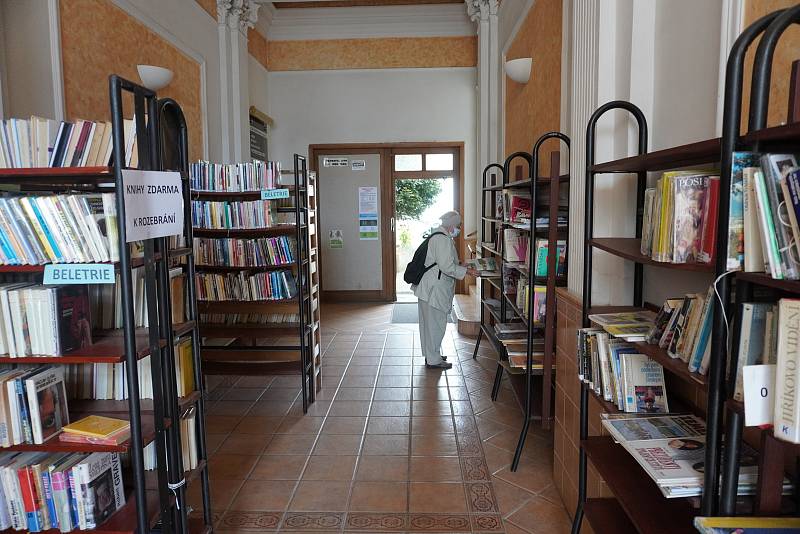 Břeclavská knihovna znovu otevřela jedenáctého května. Provoz je v prázdninovém režimu, nechybí povinná dezinfekce rukou, vrácené knihy putují do karantény.