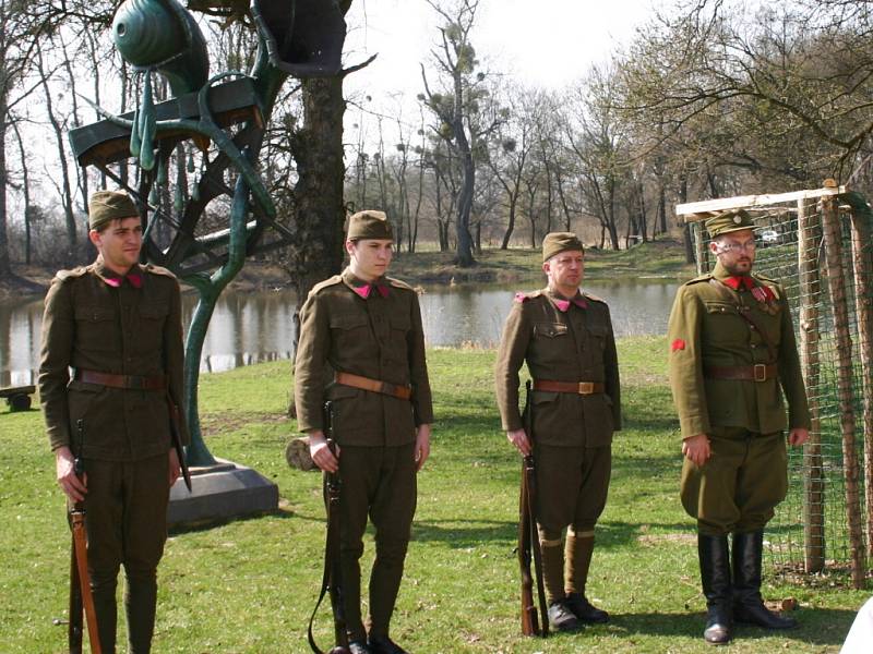 Slavnostní odhalení pamětního kamene, který označuje od soboty Lípu republiky na Pohansku.