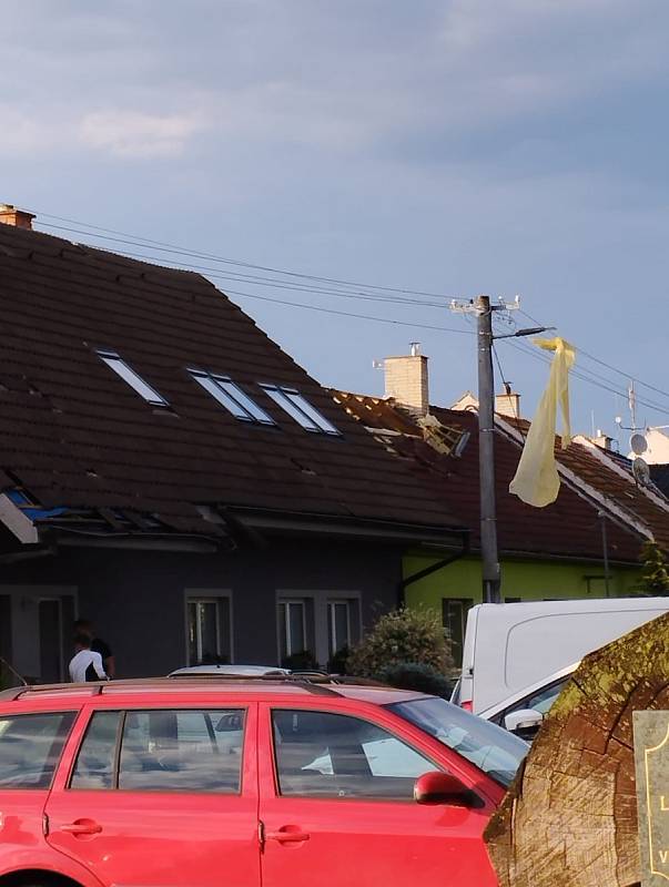 Lanžhot na Břeclavsku zasáhla v pondělí večer silná bouřka. Bylo to tornádo, potvrdili odborníci.