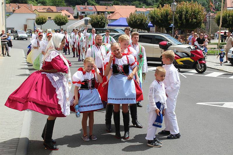 Mikulov ovládly hody. V krojích šly i děti.