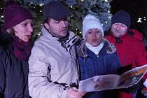 V Podivíně se sešlo u rozsvíceného vánočního stromu asi 250 lidí. Tón při akci Česko zpívá koledy udávaly děti z místního folklorního souboru Voděnka.