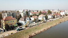 Rekonstrukce kanalizace a vodovodu na Komenského nábřeží v Břeclavi. Pohled z dronu.