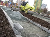 Dělníci stavební firmy upravovali lopatami, hráběmi a rýči půdu v ostrůvcích nově vznikajícího dopravního hřišti v Břeclavi. Děti na kolech budou mezi nimi kličkovat v příštím roce. 