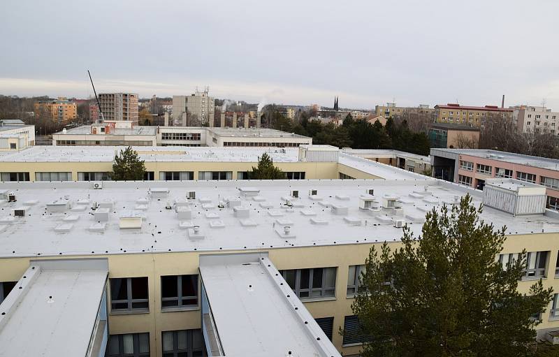 Střechy nad budovami břeclavské nemocnice jsou již kompletně opravené. Více jak jednadvacet tisíc metrů čtverečních poničily kroupy, které předcházely tornádu v červnu loňského roku.
