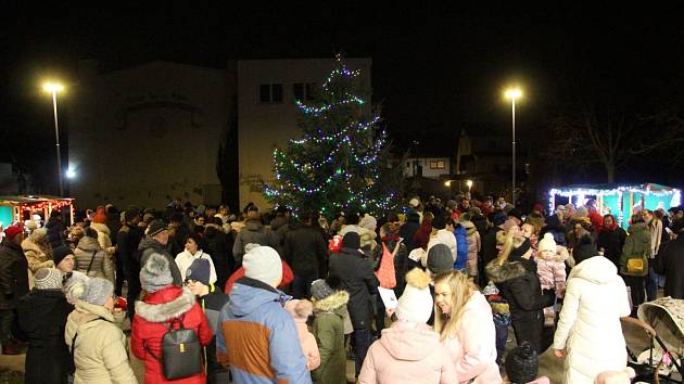 Ve Vrbici spojili zpívání koled s rozsvícením vánočního stromku a jarmarkem.