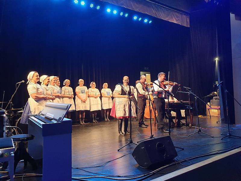 Dnrnoholecké děti a další muzikanti vystoupili na benefici pro Ukrajinu.