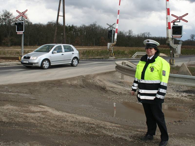 Policisté měřili u železničních přejezdů rychlost aut. S radarem číhali zejména v úseku mezi Břeclaví a Valticemi.