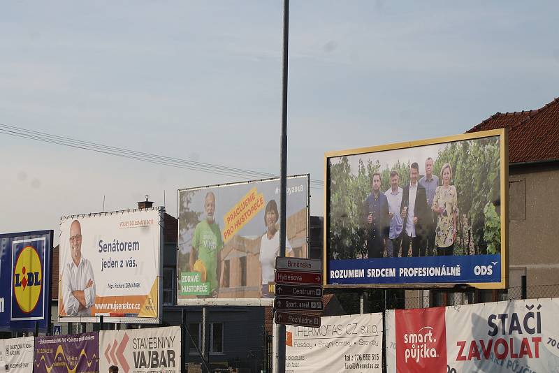 Takto to vypadalo s billboardy v Hustopečích před volbami.