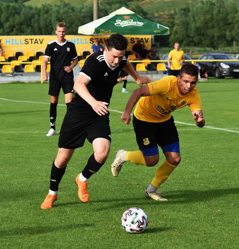 Fotbalisté Krumvíře (ve žlutých dresech) porazili v přípravě divizní MSK Břeclav 2:1.