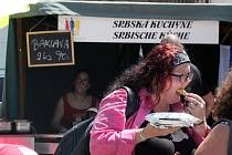 V sobotu se na Náměstí v Mikulově konal Festival národů Podyjí. Lidé v horkém počasí ochutnávali jídla z různých kuchyní světa.
