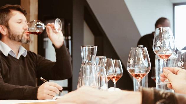 Vinaři z Modrých Hor po dvacáté vé zatřídili vína, která ponesou prestižní označení kvality a původu VOC.