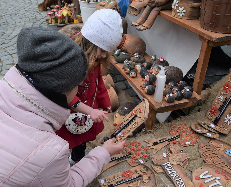 Stovky lidí navštívily v sobotu letošní první farmářské trhy na mikulovském Náměstí