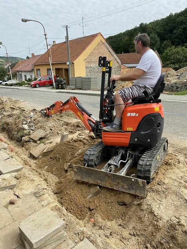 Při opravě chodníků a vnitřních prostor obecního úřadu v Němčičkách přiložili ruku k dílu i pracovníci obce včetně starosty Zbyňka Slezáka.