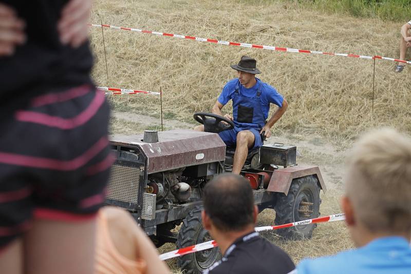 Podivín hostil závody traktorů. 