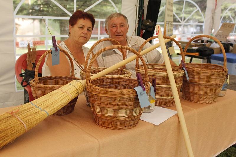 Milovníci folkloru a krojů si dali v sobotu setkání ve Starovicích. V tamním areálu U Myslivny se sešlo okolo tří stovek krojovaných z Břeclavska i dalších regionů. Přijeli dokonce i folkloristé ze Slovenska.