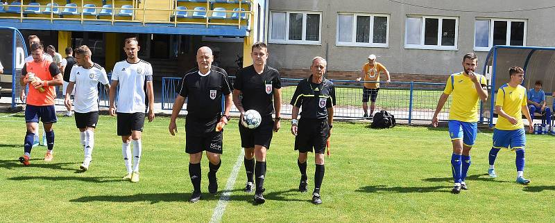 Břeclavští fotbalisté (v bílých dresech) zahájili letní přípravu výhrou nad Ivančicemi.