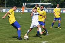 Břeclavští fotbalisté (v bílém) podlehli 1:3 Velké Bíteši.