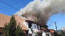 V Dolních Věstonicích na Břeclavsku hořel v pátek rodinný dům.