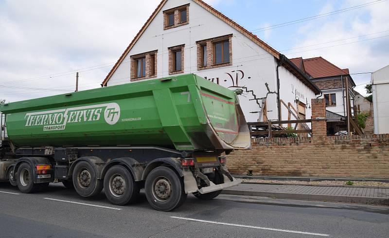 Vinařství Přítluky dočasně uzavřelo vinný bar a restauraci. Důvodem jsou praskliny a špatná statika budovy.