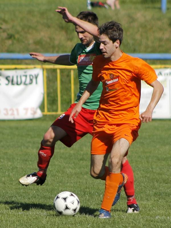 Hlohovec (v zeleném) podlehl v okresním derby Charvátské Nové Vsi vysoko 1:5.