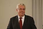 Setkání s prezidentem Milošem Zemanem si v zámeckých jízdárnách nenechaly ujít stovky lidí. 