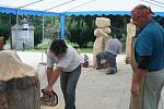 Čtyři břeclavští umělci vyřezávají z topolového dřeva sochy. V sobotu je vydraží a ukončí tak druhý ročník dřevosochání v Břeclavi. 