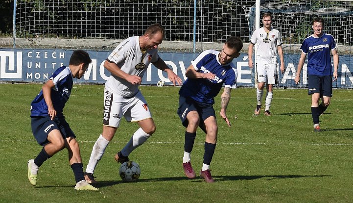 Fotbalisté Břeclavi (v modrém) porazili 1:0 Tasovice.