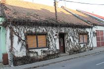 Dům v Dolních Dunajovicích na Břeclavsku, kde se našly ostatky tří novorozenců.