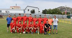 Fotbalisté Mikulova (v červených dresech) si v přípravě poradili s Podivínem a vyhráli 2:1.