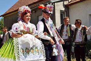 Stárky a stárci v Kobylí zahájili svými tradičními pětidenními hody letošní pocovidovou hodovou sezonu.