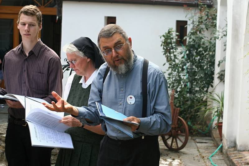 NOVOKŘTENCI. Neboli anabaptisté, hutterité, habáni, ale také toufaři. K příležitosti 480. výročí příchodu Jakuba Huttera do Hustopečí se sjeli z celého světa.