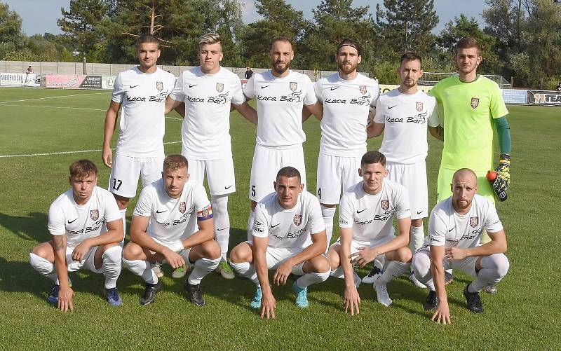 Fotbalisté Lanžhotu (v bílém) opět porazili svého rivala z Břeclavi.