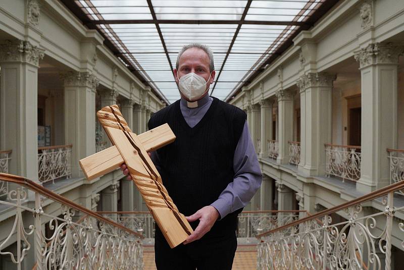 Padesát křížů vyrobených z trámů kostela poničeného tornádem v Moravské Vsi zamířily do dobročinné aukce.
