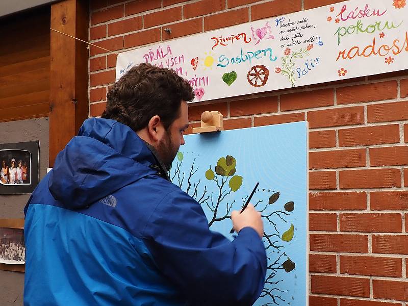 Malíř Antonín Vojtek vytvořil spolu s lidmi z romské komunity a místními nadšenci obraz s názvem Kudy půjdu, listy porostou. Výtěžek z jeho dražby obdrží Natálka Kudriková, oběť žhářů z Vítkova.