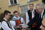 Prezident České republiky Miloš Zeman navštívil střední vinařskou školu ve Valticích, kde diskutoval s tamními studenty. Do diskuze s obyvateli se zase zapojil na zámku v Mikulově.