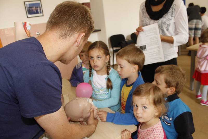 Děti z břeclavské mateřské školy Kupkova si vyzkoušely ve středu v budově tamního gymnázia různá cvičení z chemie, biologie a fyziky. Patřilo mezi ně nafukování balonku nebo "vaření" chemické kaše.