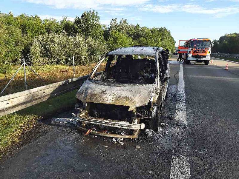 Na dálnici D2 shořelo auto. Škoda je 200 tisíc.