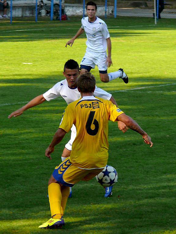 Fotbalisté MSK (v bílém) doma porazili béčko Jihlavy.