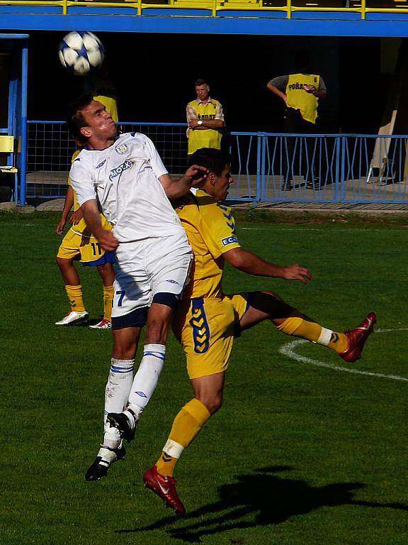 Fotbalisté MSK (v bílém) doma porazili béčko Jihlavy.