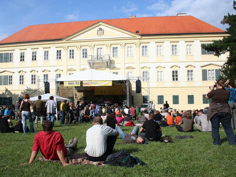 Hradologie v zámeckém parku ve Valticích nabídla multižánrový hudební program.