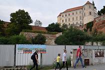 Prasklina v hradbě mikulovského zámku se stále zvětšuje. Oprava vyjde na asi čtyři miliony korun.