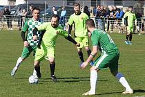 Fotbalisté Charvátské Nové Vsi (v zelenobílých dresech) prohráli s Velkými Němčicemi 1:2.