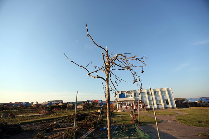 Stovky poničených nebo poškozených stromů zůstaly po řádění tornáda na Břeclavsku a Hodonínsku.