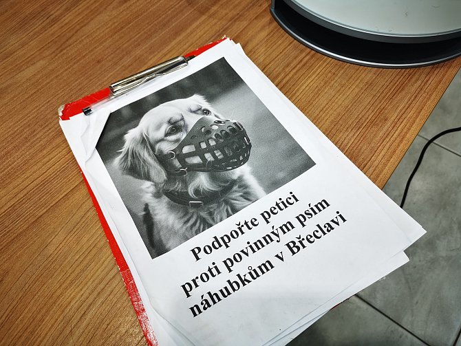 Petice proti povinným náhubkům psů byla k podpisu na různých místech ve městě i online.