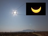 Částečné zatmění Slunce s výhledem na Pálavu v pátek fotografoval astronom Vlastimil Vojáček z Břeclavi. Snímek z popického letiště pořídil před polednem v době největšího maxima.
