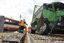 Nehoda na železničním přejezdu ve Velkých Pavlovicích na Břeclavsku z roku 2015. Zranilo se celkem osm lidí.