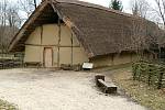 Experimentální rekonstrukce dlouhého domu z archeoparku Asparn an der Zaya v Rakousku. 