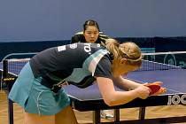 Lenka Harabaszová na v pozadí stojící Číňanku Zhow Xiao nestačila. Ostatní frýdlantské hráčky však neuhrály ani bod.